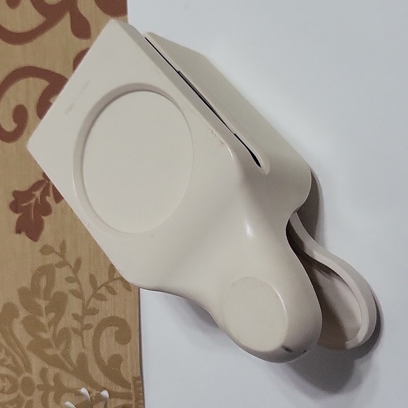 Martha Stewart Pop Up Embossed Daisy Punch Cutter - Picture 5 of 5